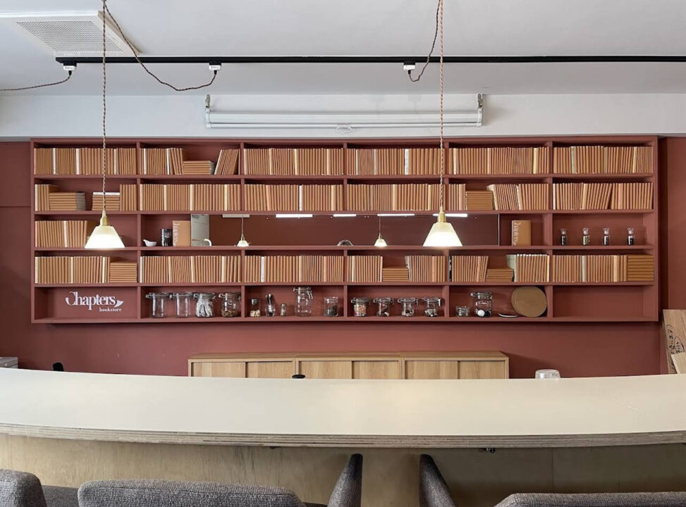 市ヶ谷 カフェ　ブックカフェ チャイと選書 Chapters bookstore（チャプターズブックストア）　店内の雰囲気