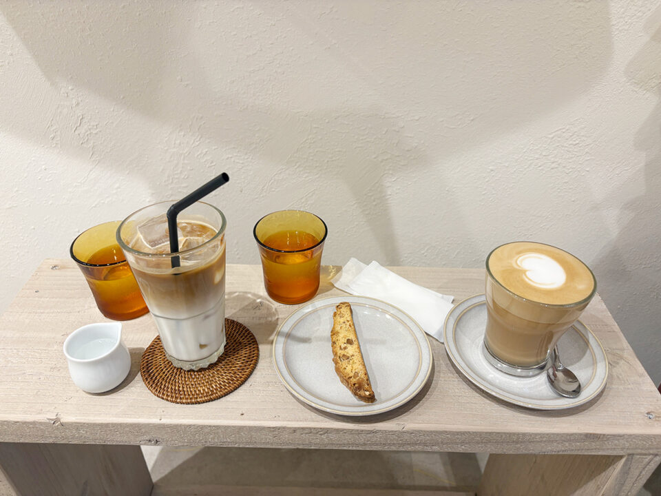 アイスカフェラテ（左）、ビスコッティ（中）、カプチーノ（右）