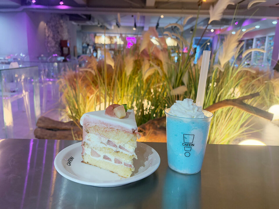 ピーチミルクティーケーキ（左）とプレーンヨーグルトドリンク（右）