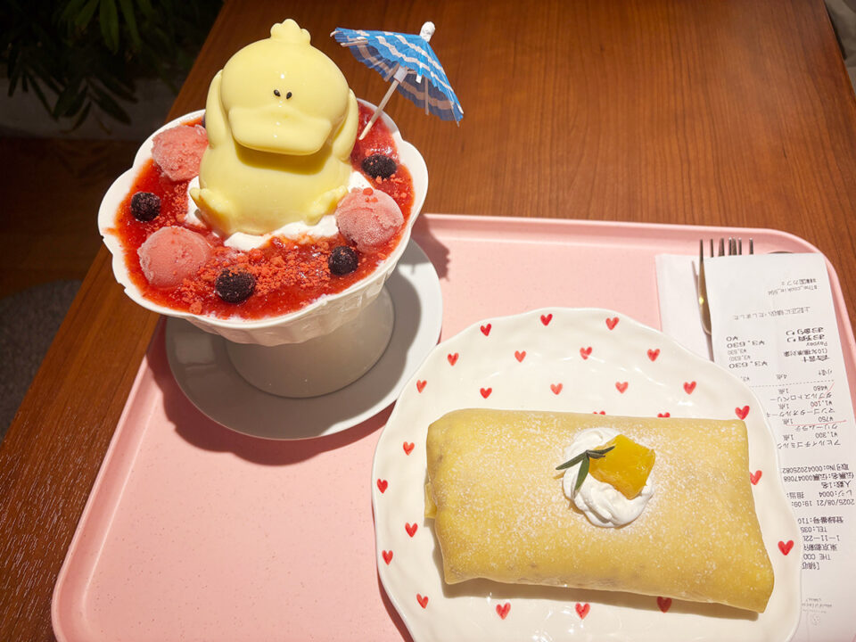 アヒルイチゴミルクビンス（左）、マンゴータオルケーキ（右）