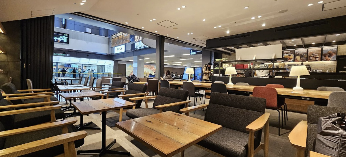 羽田空港　カフェ　Caffe LAT25°(カフェ ラット ニジュウゴド) 羽田空港第一ターミナル店　店内の雰囲気