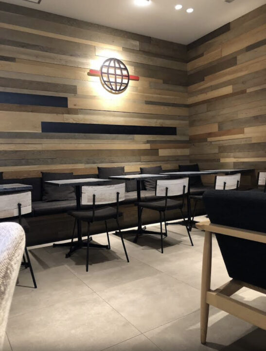 羽田空港　カフェ　Caffe LAT25°(カフェ ラット ニジュウゴド) 羽田空港第一ターミナル店　店内の雰囲気