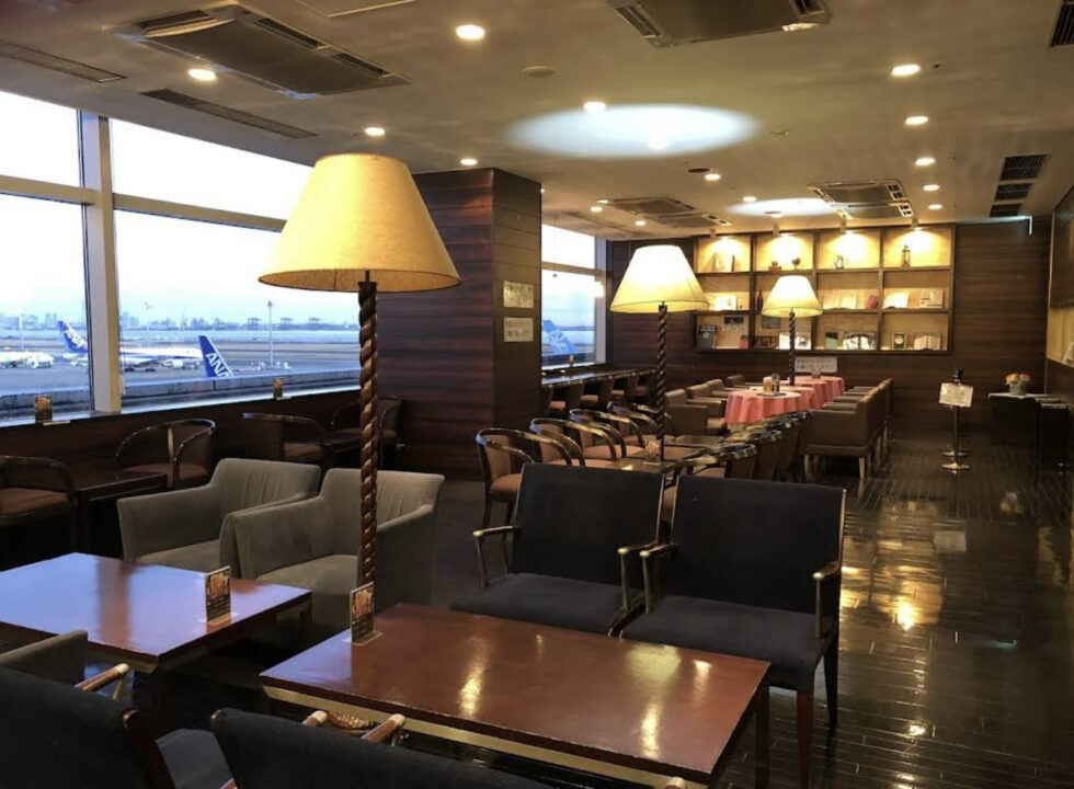 羽田空港　カフェ　Cafe Lounge Gate 53(カフェラウンジ ゲート53)　店内の雰囲気