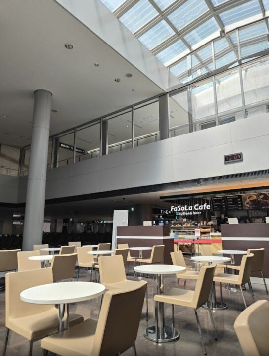 成田空港　カフェ　FaSoLa Cafe coffee & beer 第4サテライト（ファソラカフェ コーヒーアンドビール）　店内の雰囲気