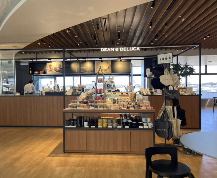 成田空港　カフェ　DEAN & DELUCA カフェ 成田空港第2ターミナルサテライト（ディーンアンドデルーカ カフェ）　外観 
