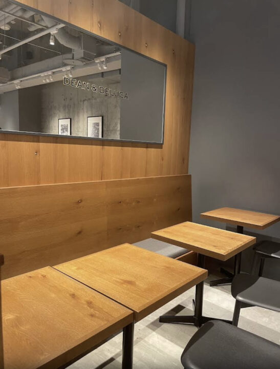 成田空港　カフェ　DEAN & DELUCA カフェ 成田空港第2ターミナルサテライト（ディーンアンドデルーカ カフェ）　店内の雰囲気