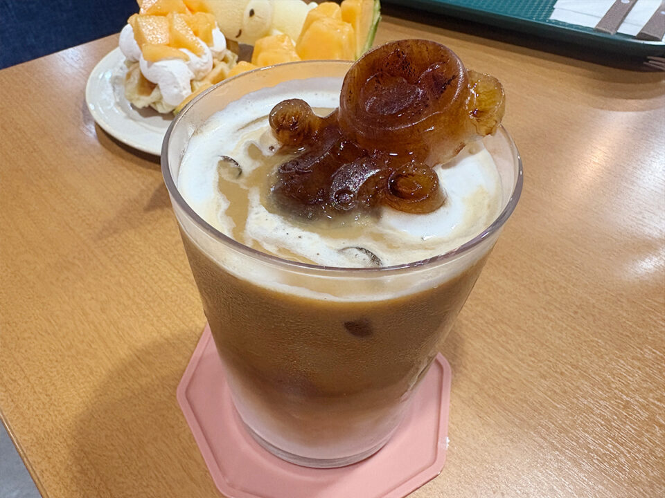 くま氷入りのアイスカフェラテ