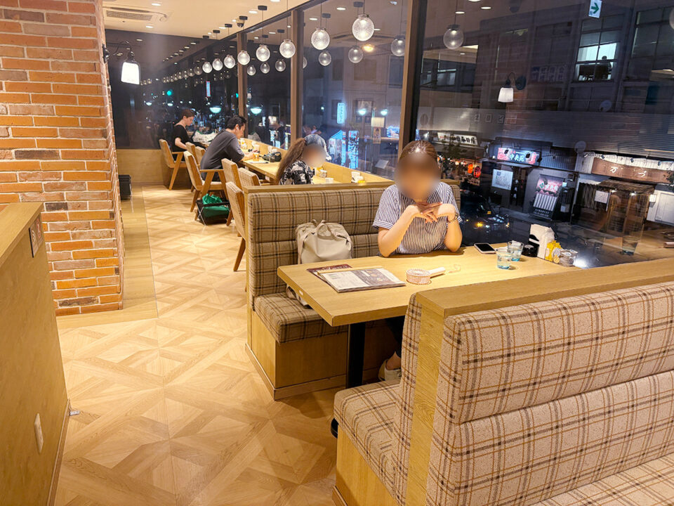 CAFE ECLA（カフェエクラ）カウンター席とファミレス席