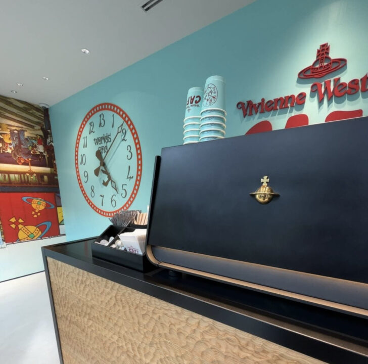 表参道　カフェ　Vivienne Westwood CAFÉ（ヴィヴィアンウエストウッドカフェ）　店内の雰囲気