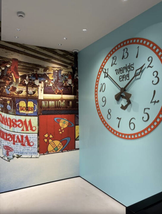 表参道　カフェ　Vivienne Westwood CAFÉ（ヴィヴィアンウエストウッドカフェ）　店内の雰囲気