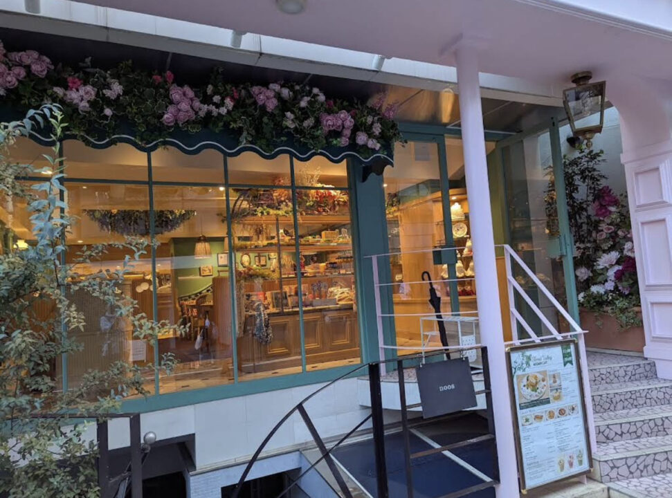 表参道　カフェ　MOOMIN CAFE FLORAL VALLEY（ムーミンカフェ フローラルバレー）　外観