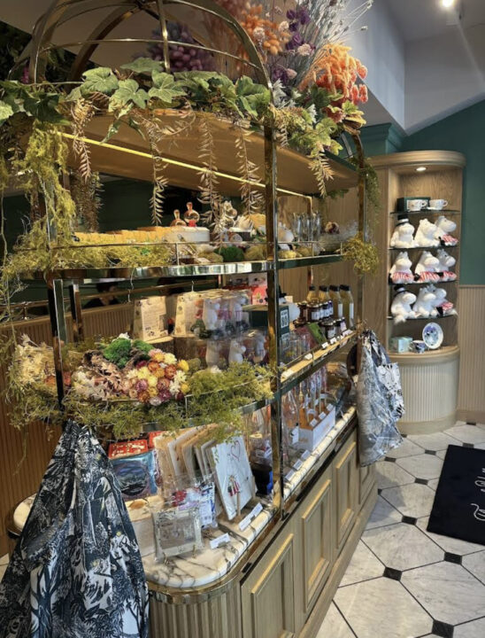 表参道　カフェ　MOOMIN CAFE FLORAL VALLEY（ムーミンカフェ フローラルバレー）　店内の雰囲気