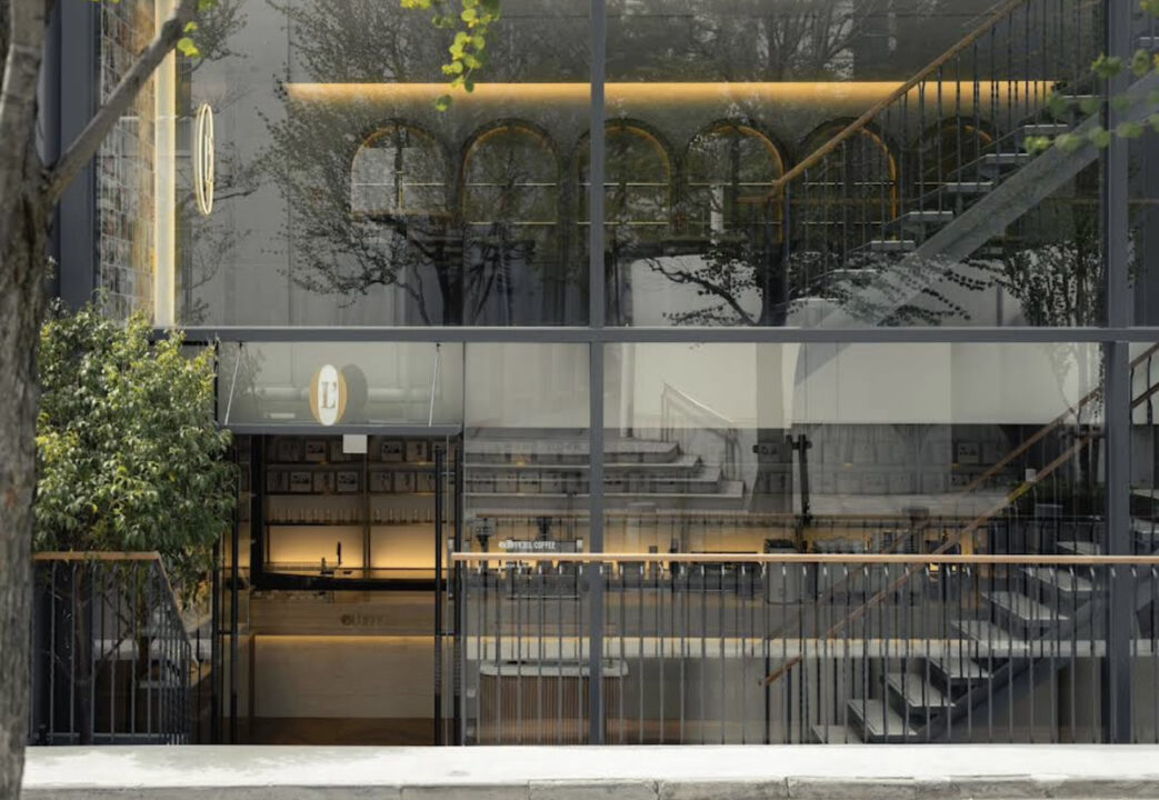 表参道　カフェ　L'OFFICIEL COFFEE（ロフィシェルコーヒー）　外観