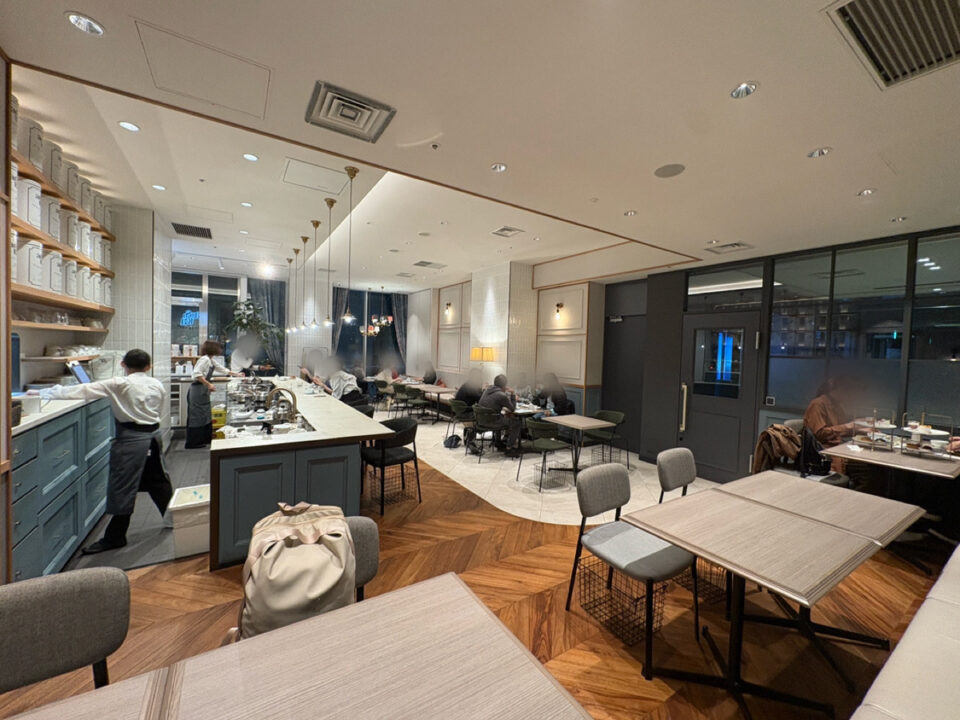 大崎　カフェ　amsu tea house TOKYO (アムシュティーハウストウキョウ)　店内の雰囲気