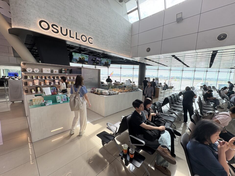 金浦空港　カフェ　OSULLOC 金浦空港店　外観
