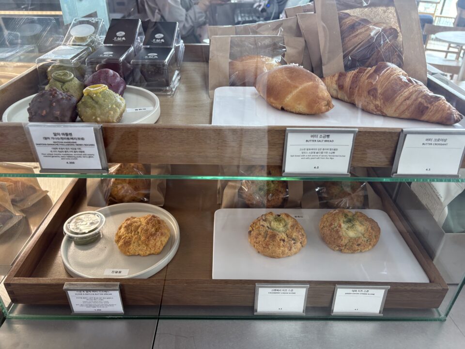 金浦空港　カフェ　OSULLOC 金浦空港店　パンとスイーツ