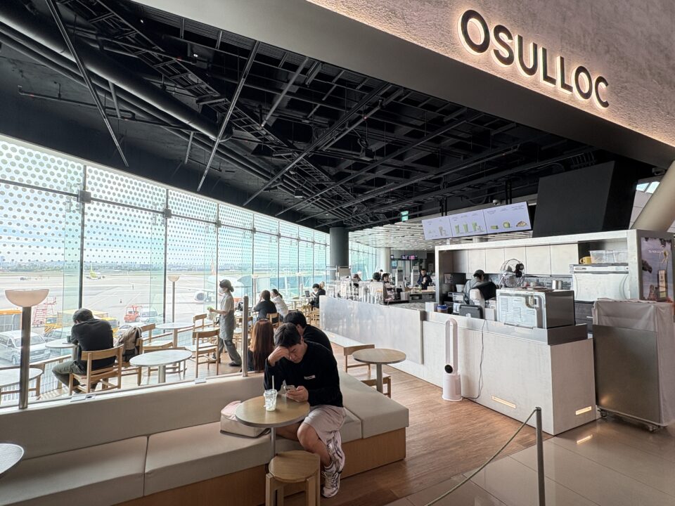 金浦空港　カフェ　OSULLOC 金浦空港店　店内の雰囲気