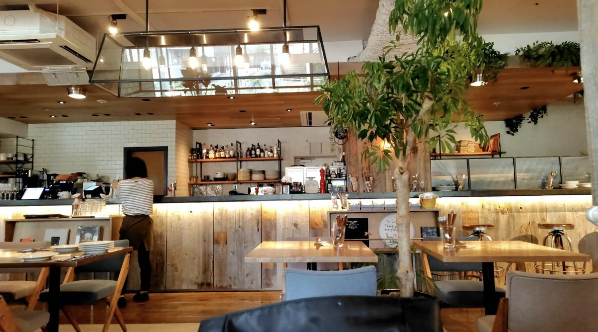 御茶ノ水　カフェ　Cafe, Dining & Bar 104.5（カフェ ダイニングバー イチマルヨンゴー）　店内の雰囲気