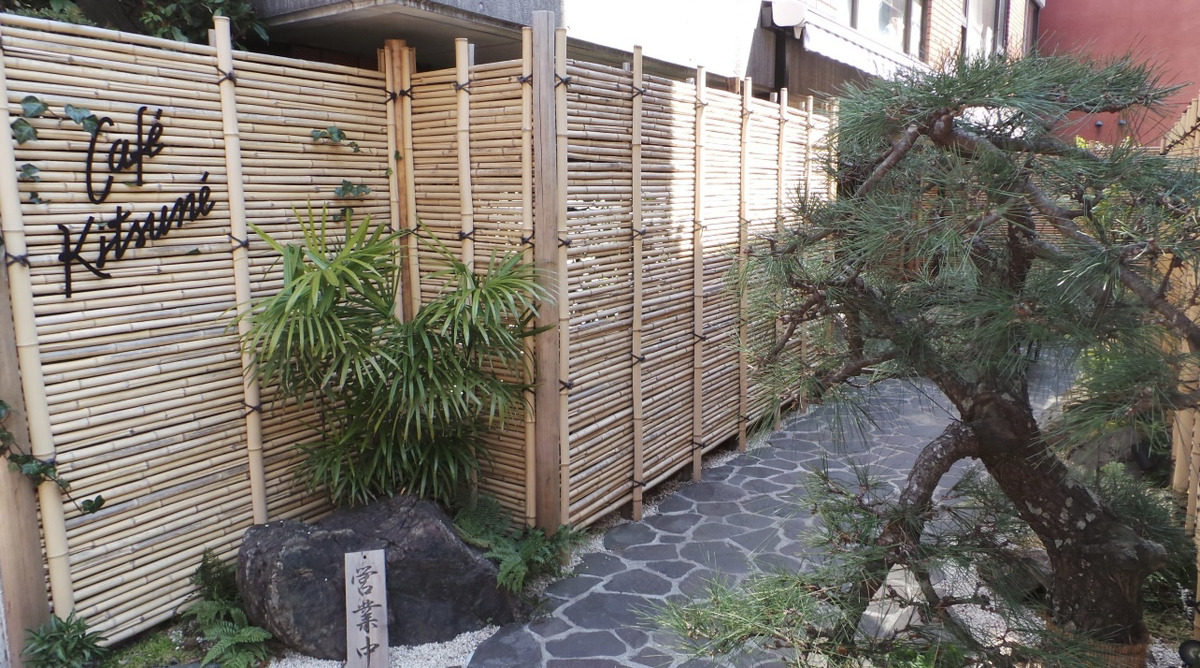 青山　カフェ　Café Kitsuné Aoyama（カフェ キツネ アオヤマ）　外観