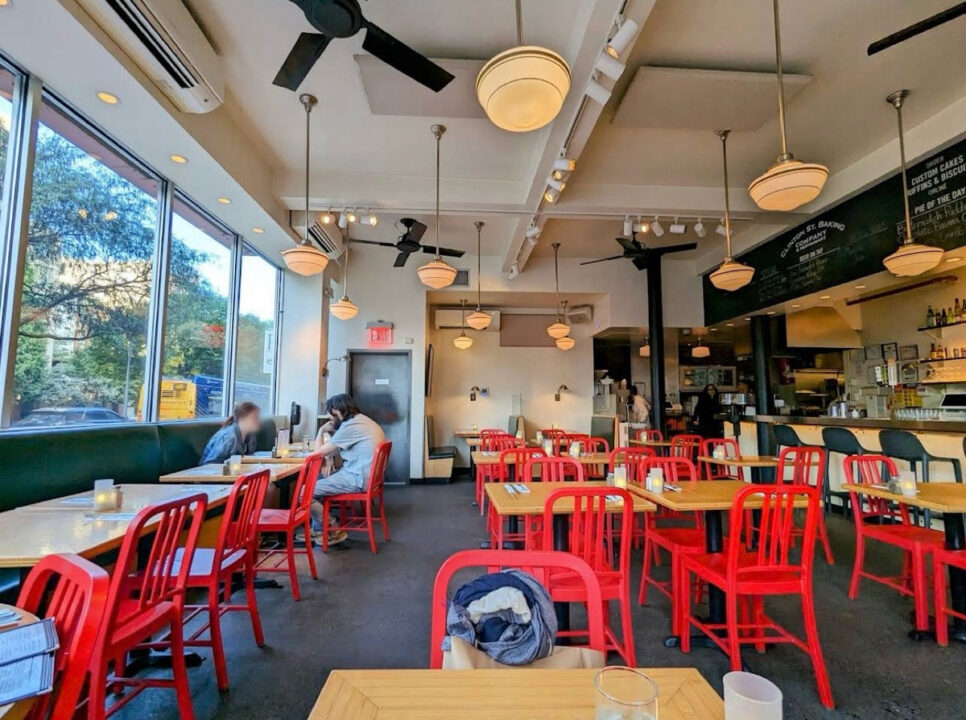 ニューヨーク カフェ Clinton Street Baking Company Restaurant(クリントン ストリート ベイキング カンパニー レストラン) 店内の雰囲気