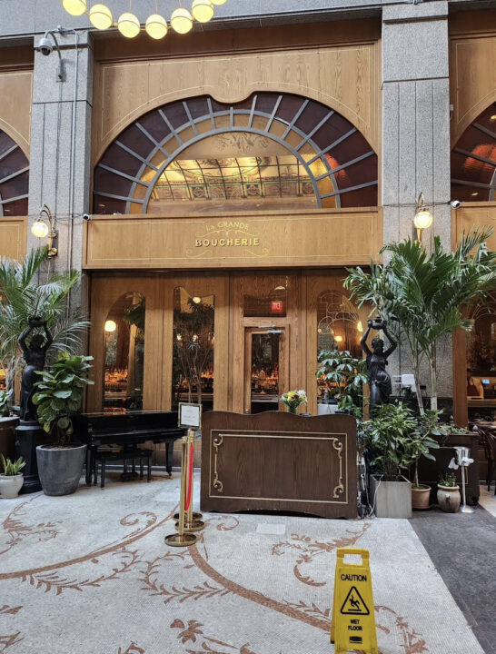 ニューヨーク カフェ La Grande Boucherie(ラ グランド ブーシェリー) 外観