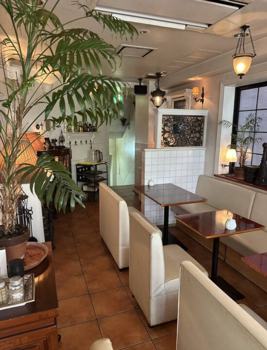 麻布十番　カフェ　CAFEDEUXTOITS（カフェ·ドゥ·トワ）　店内の雰囲気