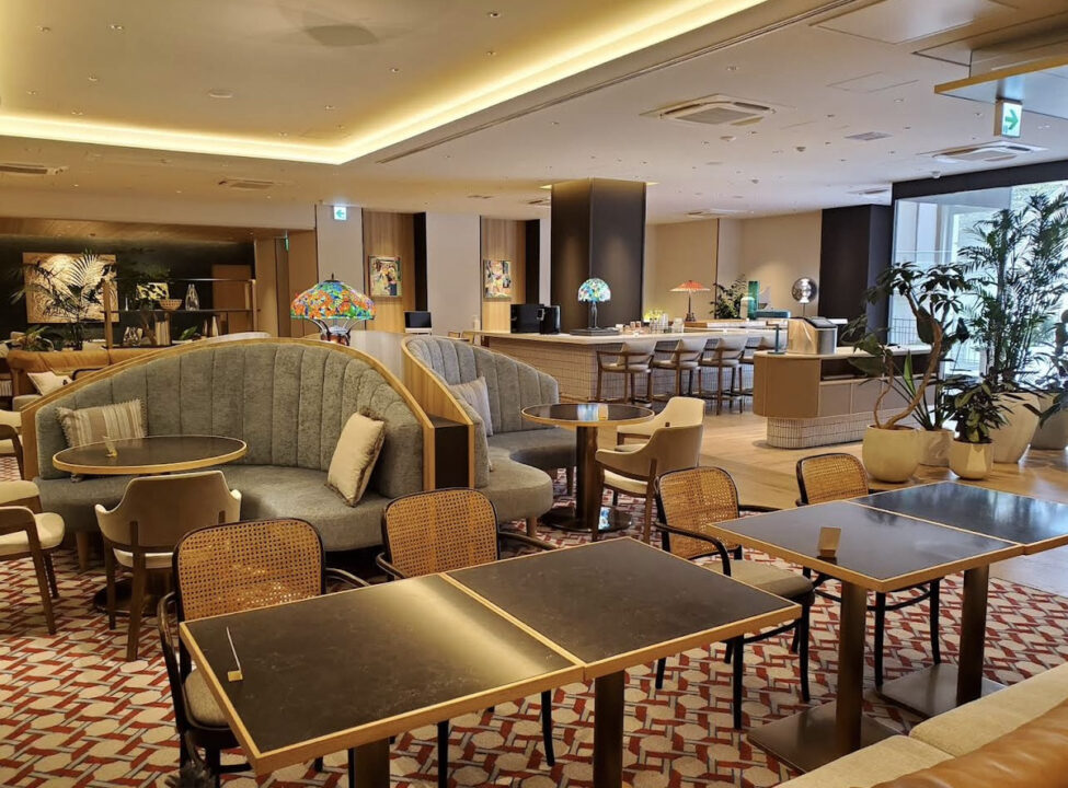 表参道　カフェ　ANNIVERSAIRE CAFE OMOTESANDO （アニヴェルセルカフェ 表参道）　店内の雰囲気