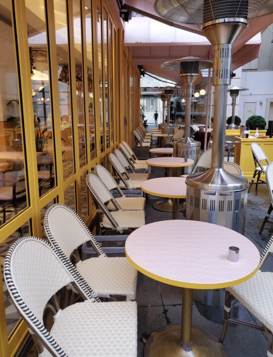 表参道　カフェ　ANNIVERSAIRE CAFE OMOTESANDO （アニヴェルセルカフェ 表参道）　店内の雰囲気