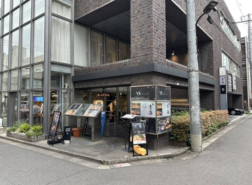表参道　カフェ　anonymous art cafe & bar（アノニマス アート カフェ アンド バー）　外観　