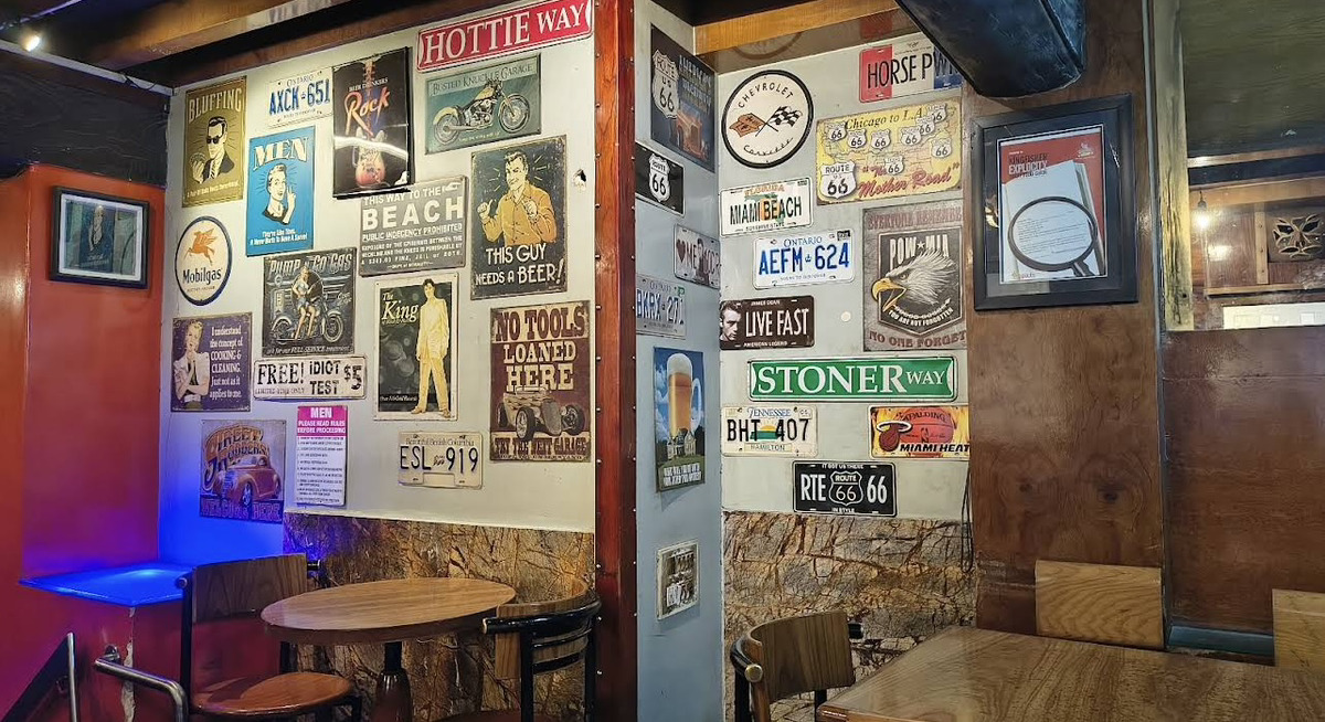 インド ムンバイ カフェ Leopold Cafe(レオポルドカフェ) 店内の雰囲気