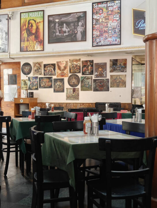 インド ムンバイ カフェ Leopold Cafe(レオポルドカフェ) 店内の雰囲気