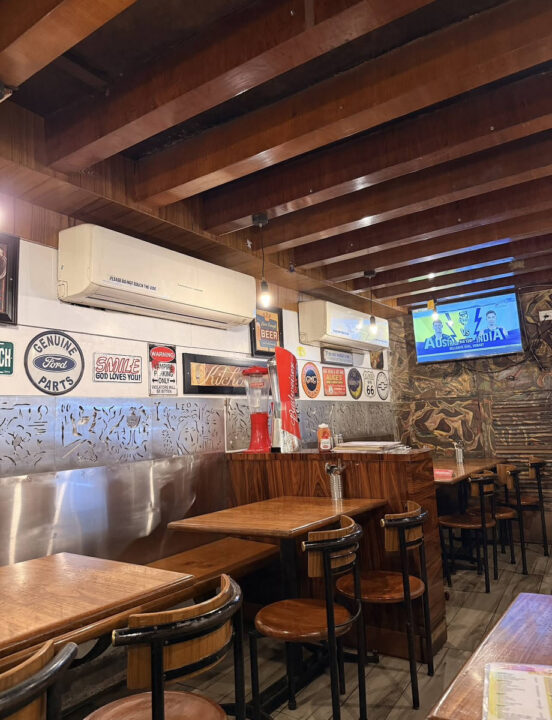 インド ムンバイ カフェ Leopold Cafe(レオポルドカフェ) 店内の雰囲気