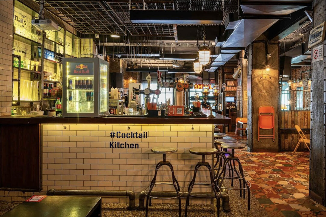 インド ムンバイ カフェ Colaba SOCIAL(コラバソーシャル) 店内の雰囲気