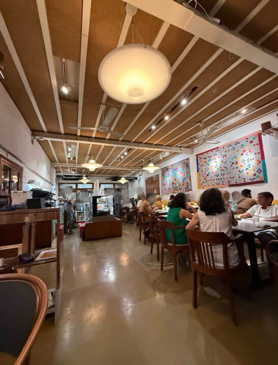 インド ムンバイ カフェ Kala Ghoda Cafe(カラゴーダカフェ) 店内の雰囲気