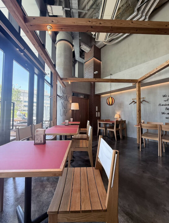 大井町　カフェレストラン　ピチピチミートで山本のハンバーグ　店内の雰囲気