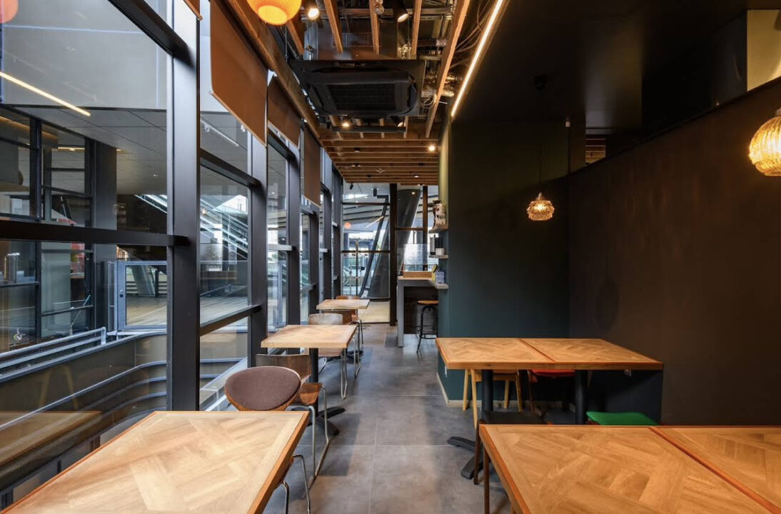 大井町　カフェレストラン　ロジウラカリィ サムライ. OIMACHI TRACKS（オオイマチ トラックス）　店内の雰囲気