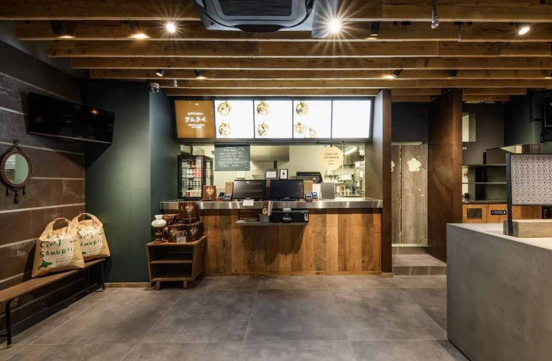 大井町　カフェレストラン　ロジウラカリィ サムライ. OIMACHI TRACKS（オオイマチ トラックス）　店内の雰囲気