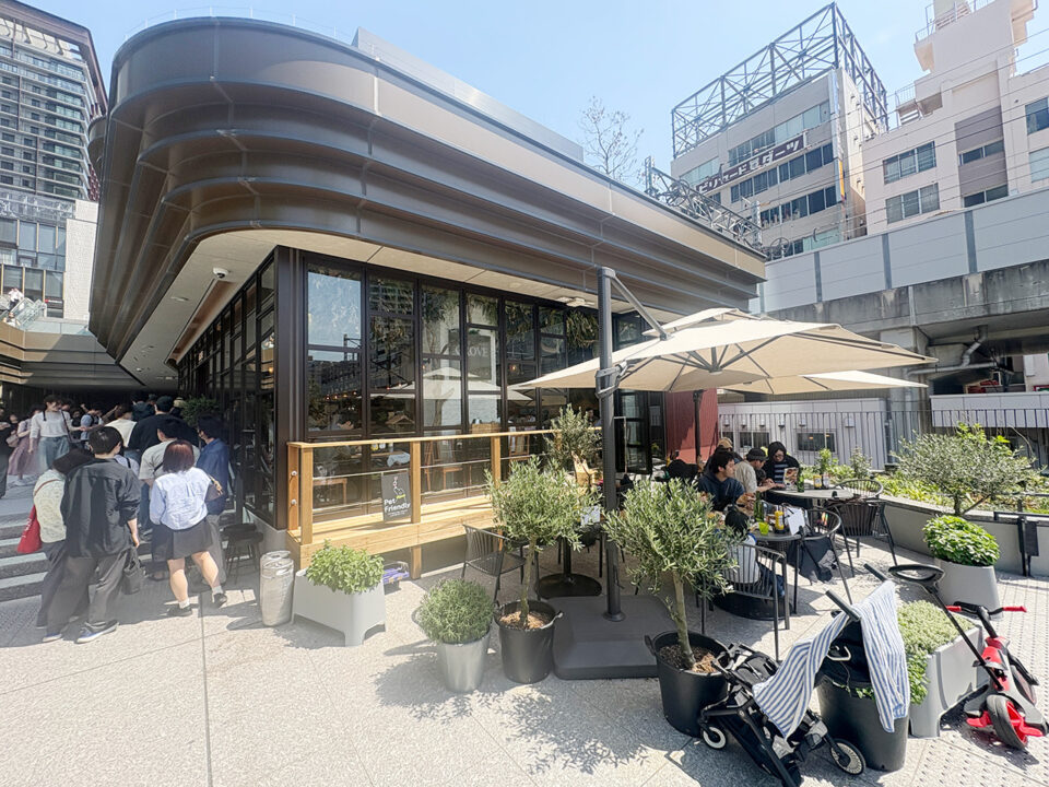 ネイチャー アンド ミート グローヴ パーク ビュー　テラス席もある