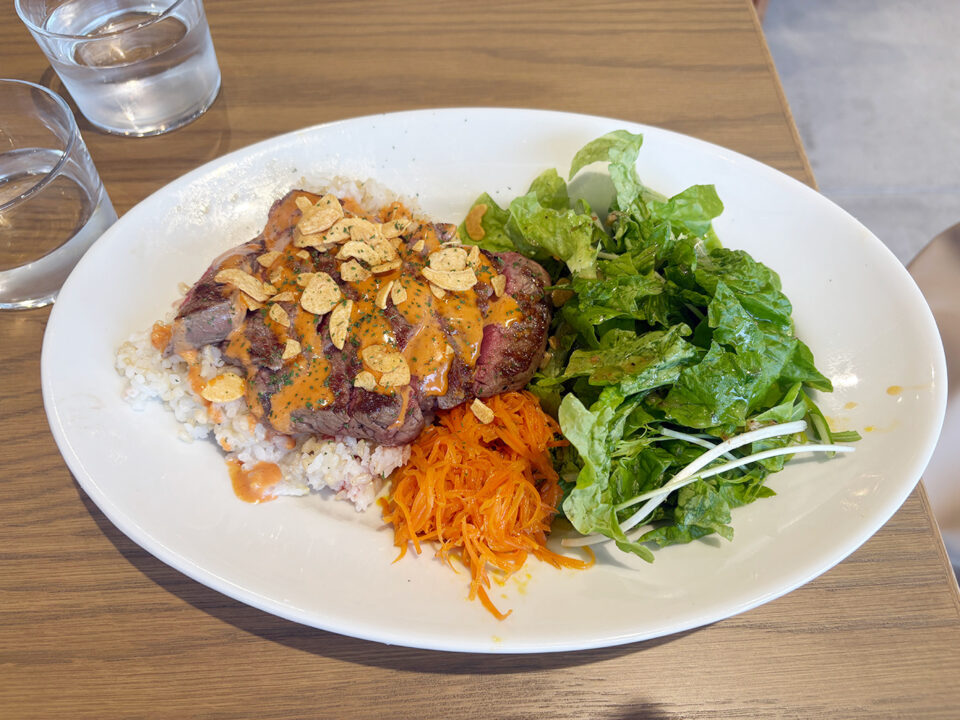 ネイチャー アンド ミート グローヴ パーク ビュー　ビーフオーバーライス