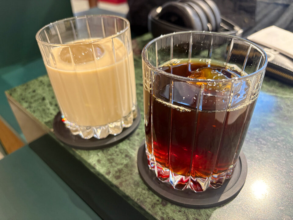 虎へび珈琲　アイスアメリカーノとカフェラテ