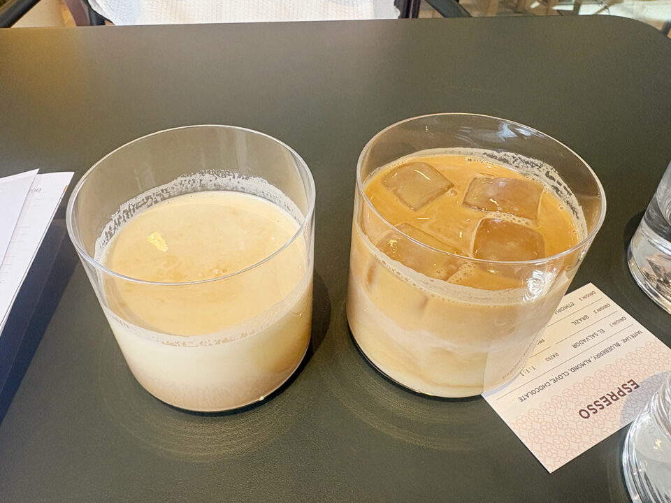 WOODBERRY COFFEE（ウッドベリー コーヒー）メニュー　アイスカフェラテ（左）とダーティチャイラテ（右）