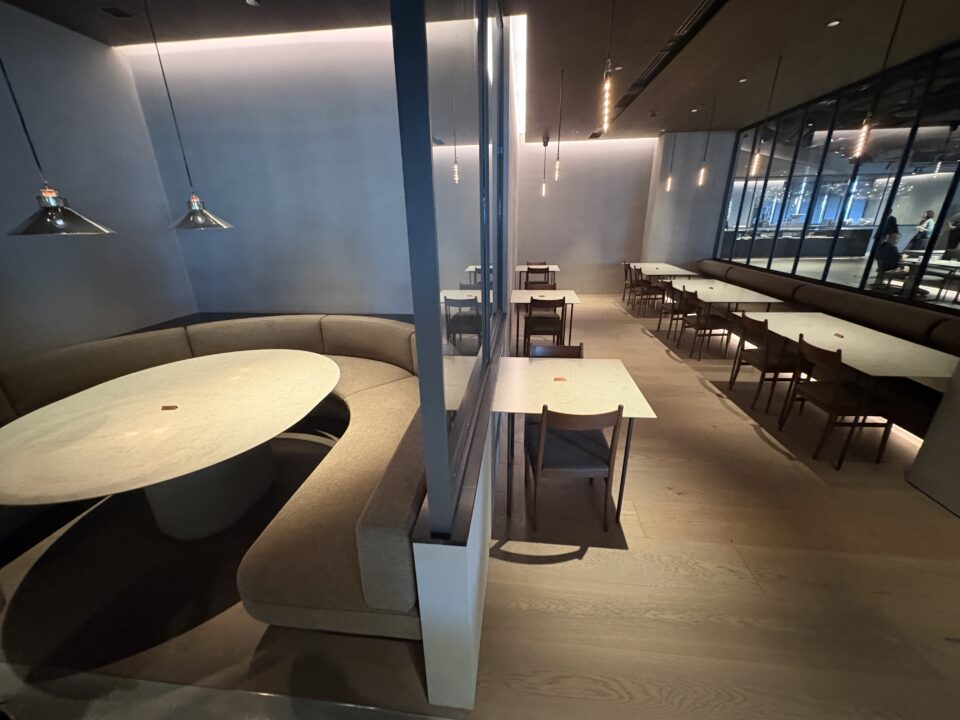 高輪ゲートウェイ　ランチ　OGAWA COFFEE LABORATORY（オガワコーヒー ラボラトリー）　店内の雰囲気