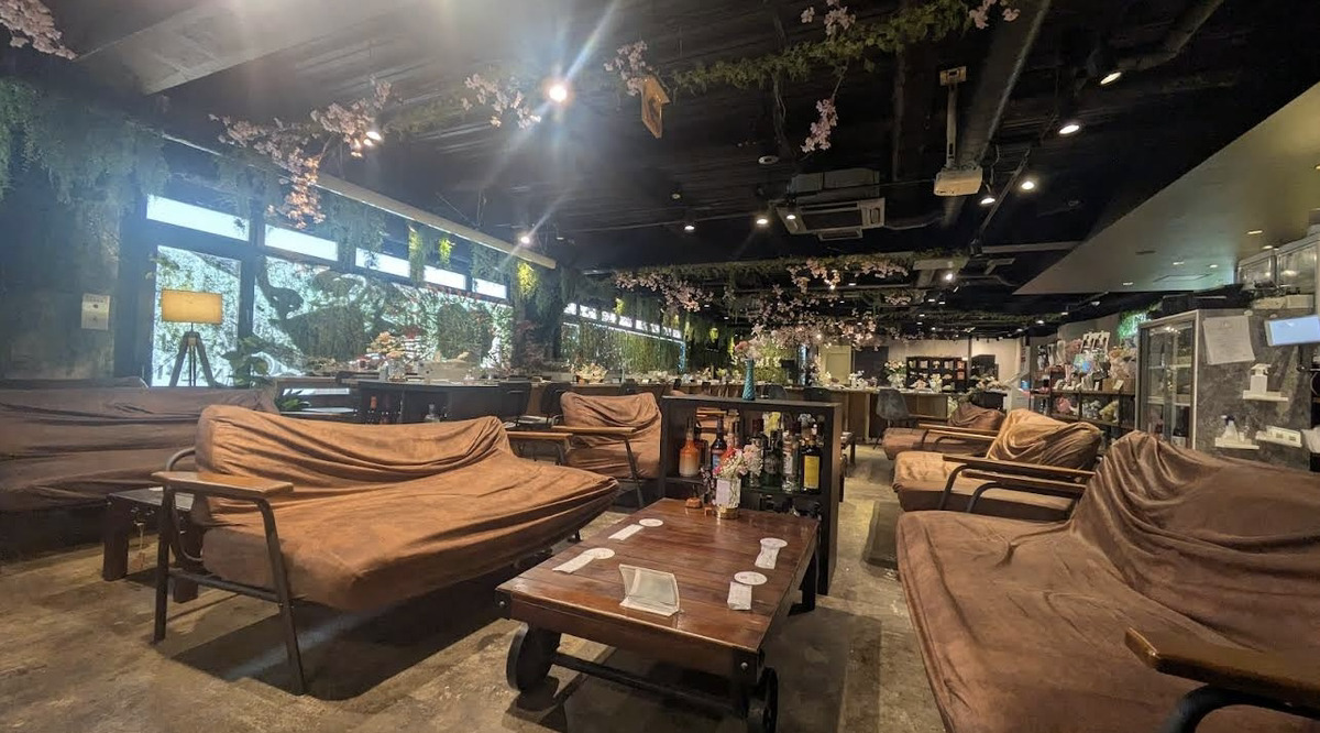 新宿南口　カフェ　花のある棲家　店内の雰囲気