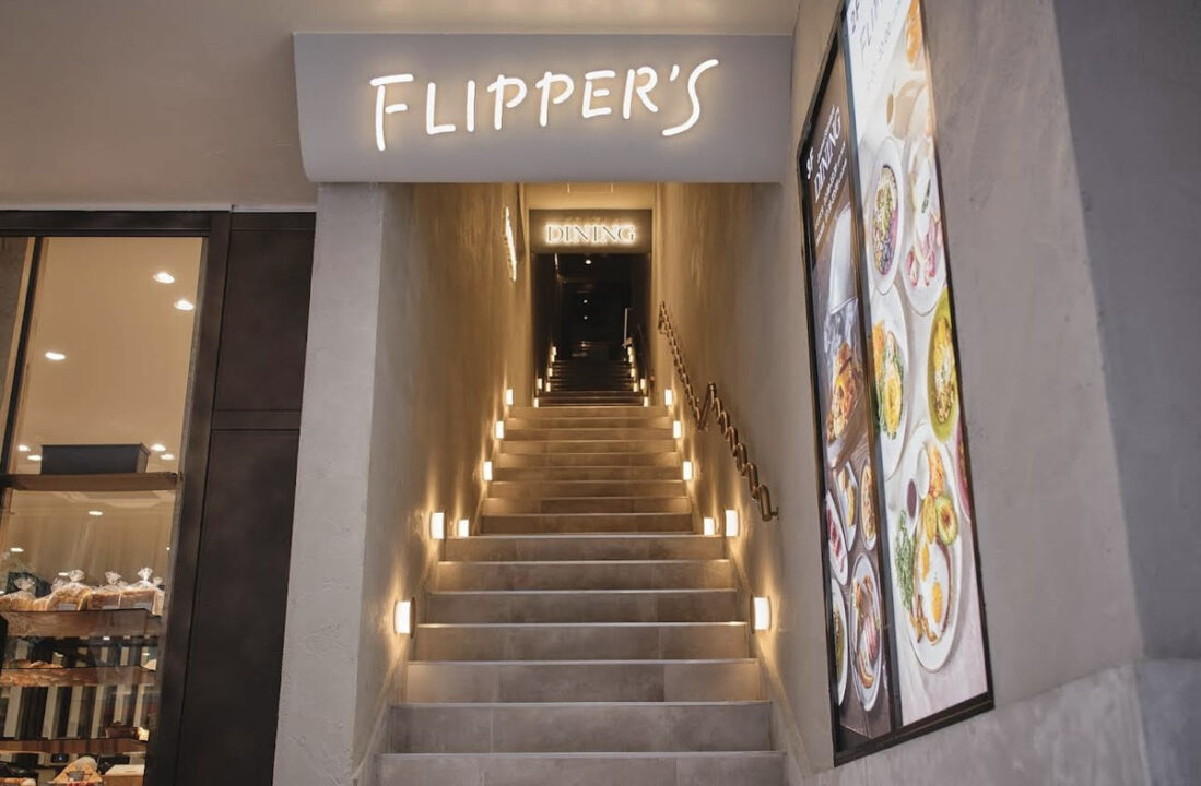 新宿南口　カフェ　FLIPPER'S（フリッパーズ）新宿店　外観