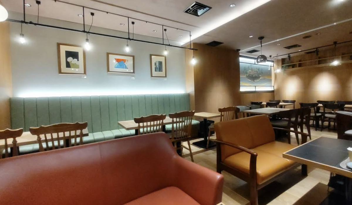 新宿南口　カフェ　Shinjuku CROSSING cafe&dining（ シンジュク クロッシング カフェ＆ダイニング ）　店内の雰囲気