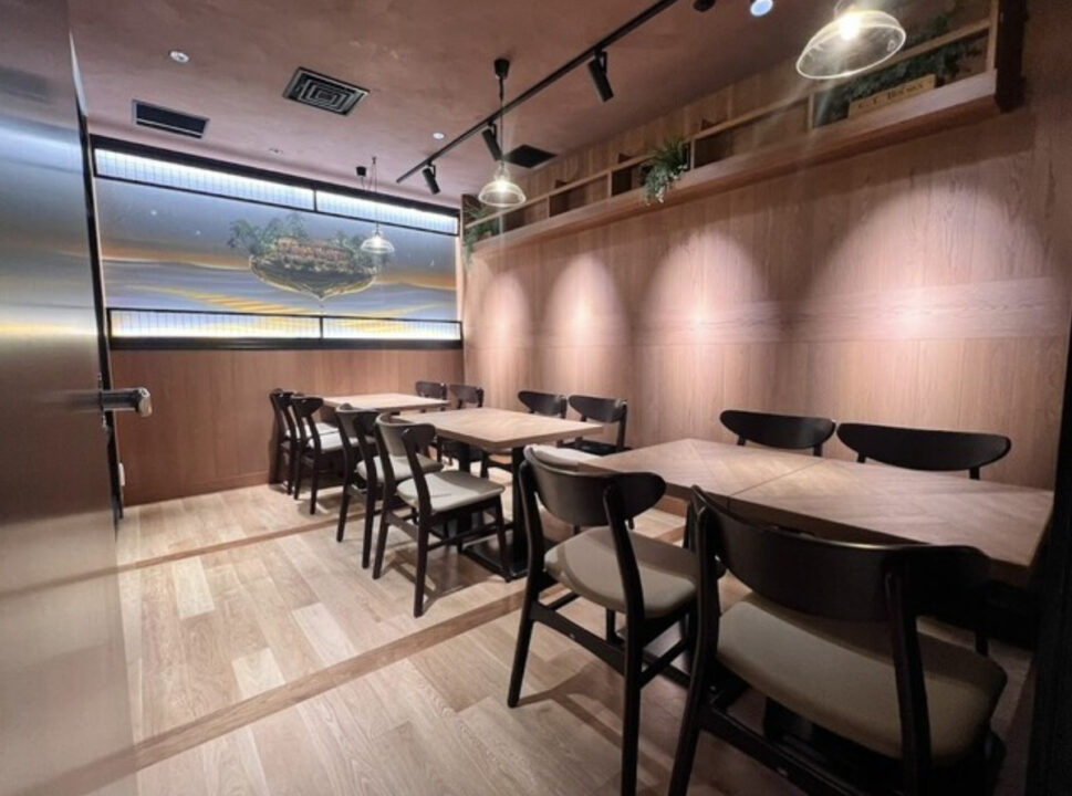 新宿南口　カフェ　Shinjuku CROSSING cafe&dining（ シンジュク クロッシング カフェ＆ダイニング ）　店内の雰囲気