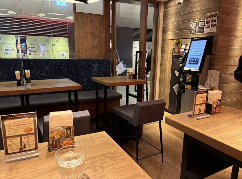 東京駅　ランチ　恋とスパイス 新宿中村屋 グランスタ東京　店内の雰囲気