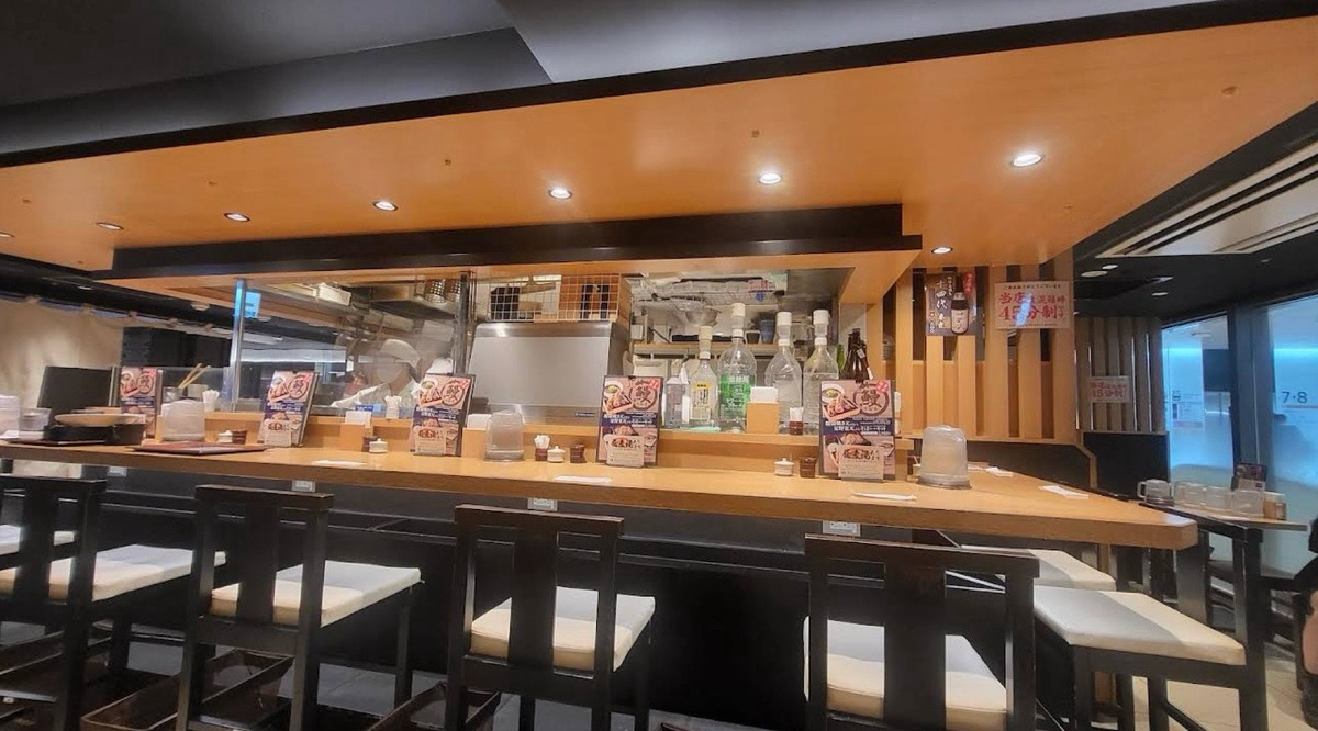 東京駅　ランチ　江戸切り 助六そば ぬる燗佐藤　店内の雰囲気