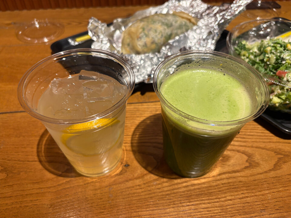 フレッシュレモネード（左）とリンゴとケールのコールドプレスジュース