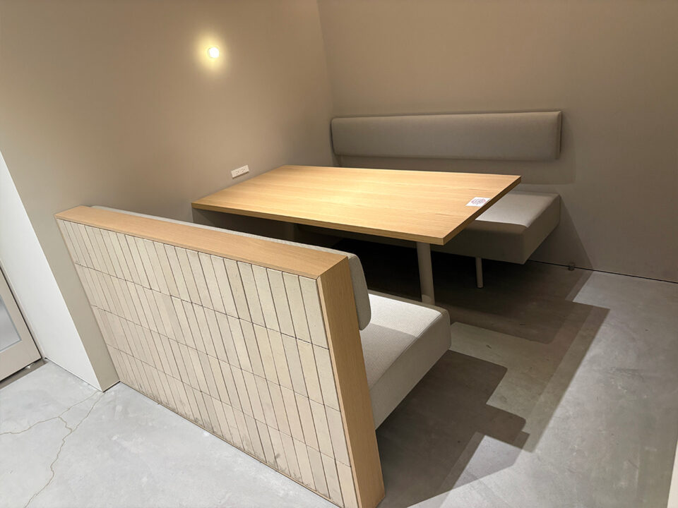 COMFORT STAND FIRST(コンフォートスタンドファースト)電源付きのファミレス席